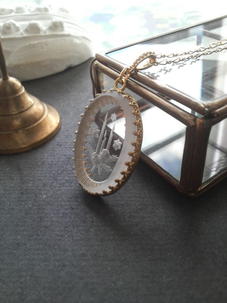 ヴィンテージ　クリスマスCandleインタリオ　ネックレス（Goldカラー）