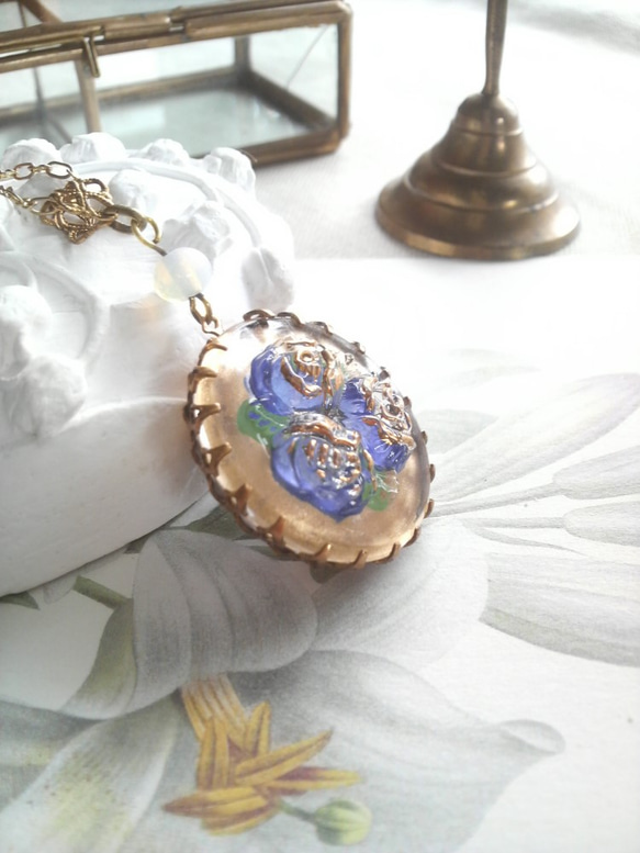ヴィンテージ　Blue-Gold薔薇／White-Opal　ロングネックレス 1枚目の画像