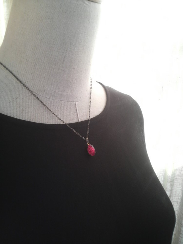 ヴィンテージ　Ruby-Berry果実のような　シンプル金古美ネックレス 2枚目の画像