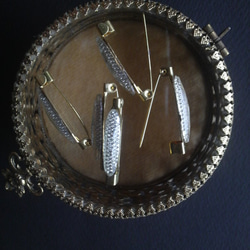 ヴィンテージ　Whiteシルバークリスタル Long-Ovalブローチ（Gold） 2枚目の画像
