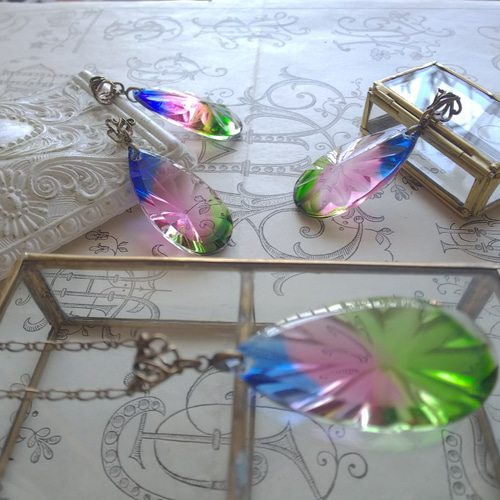 ヴィンテージ アイリスGlass大粒しずく(41×21ﾐﾘ）ネックレス