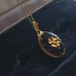 ヴィンテージ 四つ葉のクローバー（Black/Gold）クラシカルネックレス