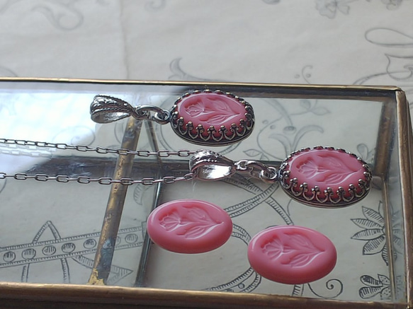 ヴィンテージ　Opaque-Pink-flower　クラシカルネックレス（Silver） 2枚目の画像