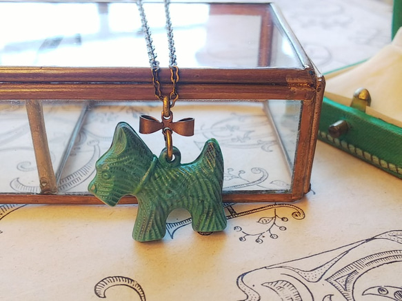 ヴィンテージ　Scottie dog (Green)／Ribbon　ミディアムロングネックレス 3枚目の画像