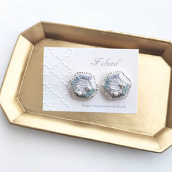 【LILA ꕤ】宝石質オブシディアンの大粒変形カットイヤリング 宝石モチーフ刺繍 ピアス・イヤリング ピアス（スタッド・一粒