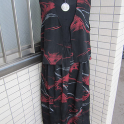 黒と赤の個性的なスカート＆ベスト 1枚目の画像