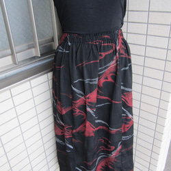 黒と赤の個性的なスカート＆ベスト 3枚目の画像