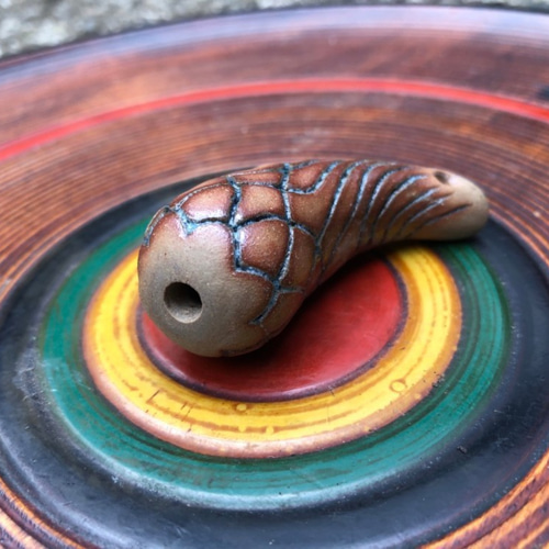 森の民の縄文土笛 勾玉型水煙模様 楽器・アクセサリ 自然工房 森の民