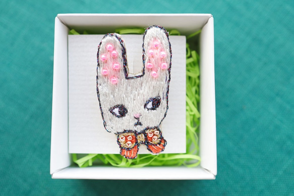 赤いリボンのうさぎの刺繍ブローチ 3枚目の画像