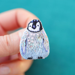 ペンギン赤ちゃんのキラキラ刺繍ブローチ 1枚目の画像