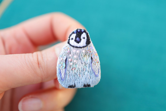 ペンギン赤ちゃんのキラキラ刺繍ブローチ 1枚目の画像