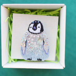 ペンギン赤ちゃんのキラキラ刺繍ブローチ 4枚目の画像