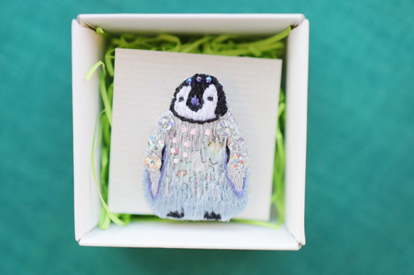 ペンギン赤ちゃんのキラキラ刺繍ブローチ 4枚目の画像