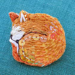 眠る柴犬の刺繍ブローチ 1枚目の画像