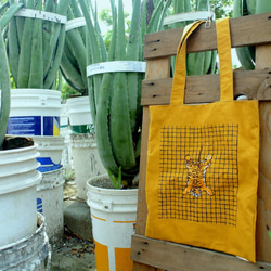ericocoエリココ 刺繡虎皮大大的托特包-芥末黃色 第1張的照片