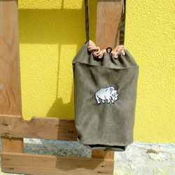 ericocoエリココ 刺繡犀牛有點長的隨身束口包-芥末黃/淺灰藍/麂皮褐/淺灰色 第3張的照片