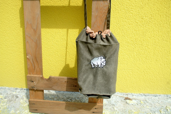 ericocoエリココ 刺繡犀牛有點長的隨身束口包-芥末黃/淺灰藍/麂皮褐/淺灰色 第3張的照片