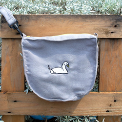 ericocoエリココ 刺繡天鵝手提包/化妝包/收納包-淺灰的麂皮絨布 第2張的照片