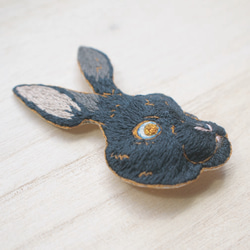 ウサギ (刺繍ブローチ） 2枚目の画像