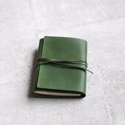植鞣牛皮橄欖綠色書套式筆記本（A6 尺寸） 第1張的照片