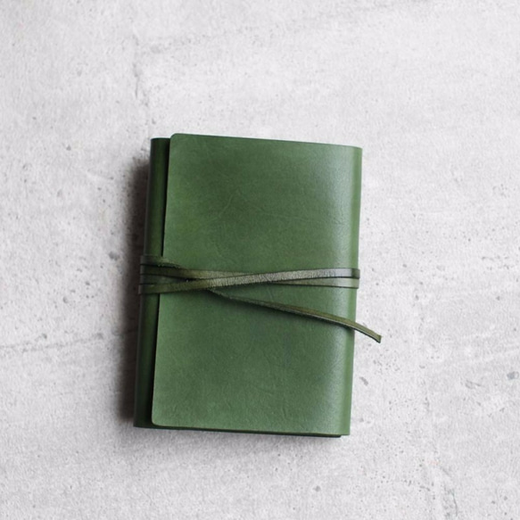 植鞣牛皮橄欖綠色書套式筆記本（A6 尺寸） 第2張的照片
