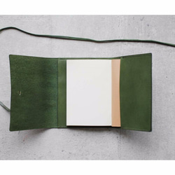 植鞣牛皮橄欖綠色書套式筆記本（A6 尺寸） 第4張的照片
