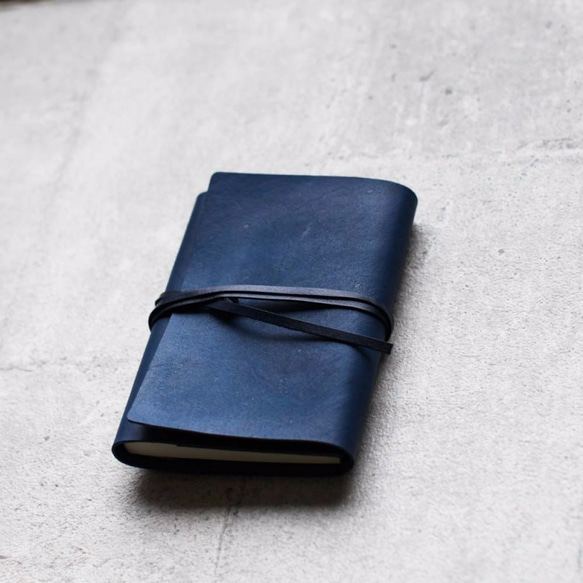 植鞣牛皮海軍藍色書套式筆記本（A6 尺寸） 第1張的照片