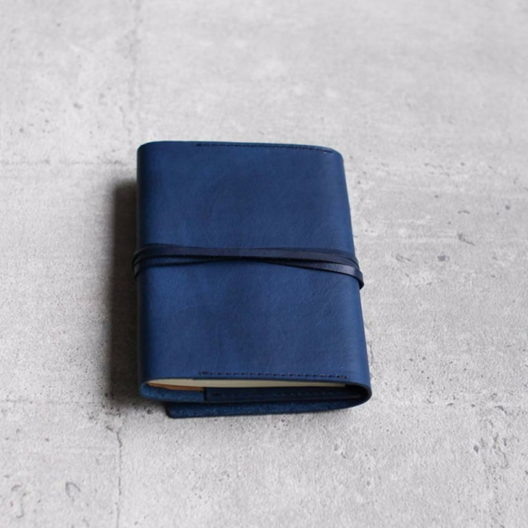 植鞣牛皮海軍藍色書套式筆記本（A6 尺寸） 第3張的照片