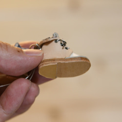 本革ミニチュア 靴　キーホルダ−　ヌメ革、トップ白、裏地青チェック、黒白紐。靴箱付き 3枚目の画像