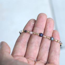 新月. 天然礦石手鍊 灰月光石 冰裂白水晶 藍砂石 18k金銅幾何珠 第4張的照片