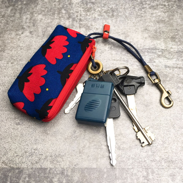拉鍊鑰匙包 (藍底紅花) 日本布 接單生產* 第2張的照片
