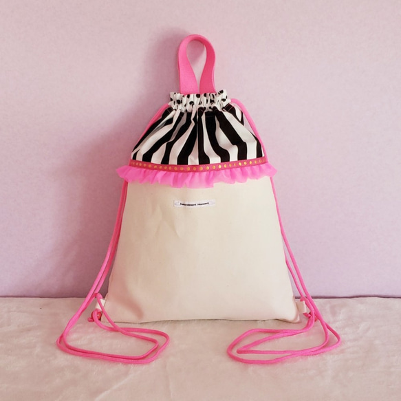 霓虹粉色和單色的小媚俗背包 第1張的照片