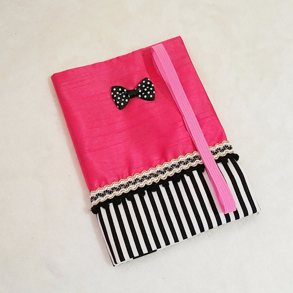 瑪雅客戶訂貨的黑色和白色和粉紅色書皮 第1張的照片