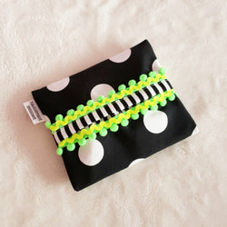 單色圓點和霓虹綠口袋紙巾盒 第1張的照片