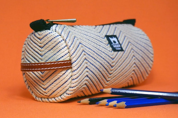 『琥珀帆布手提包』造型收納包/化妝包/筆袋 刺繡提花帆布  日本藍 第3張的照片