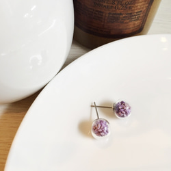 手作りリンゴ|紫色の耳シェル砂ガラス玉のイヤリング 1枚目の画像