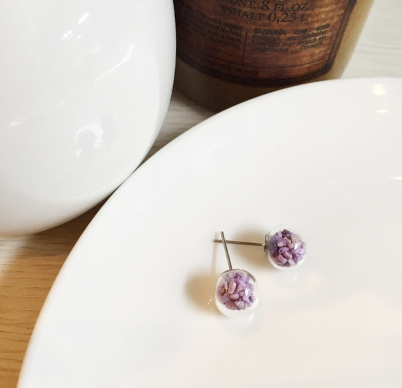 手作りリンゴ|紫色の耳シェル砂ガラス玉のイヤリング 1枚目の画像