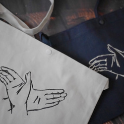 受注生産）影絵遊びの刺繍サコッシュ(グレーorネイビーorレッド　ショルダーバッグ（刺繍大）　鳩 tenonaka 刺繍 1枚目の画像