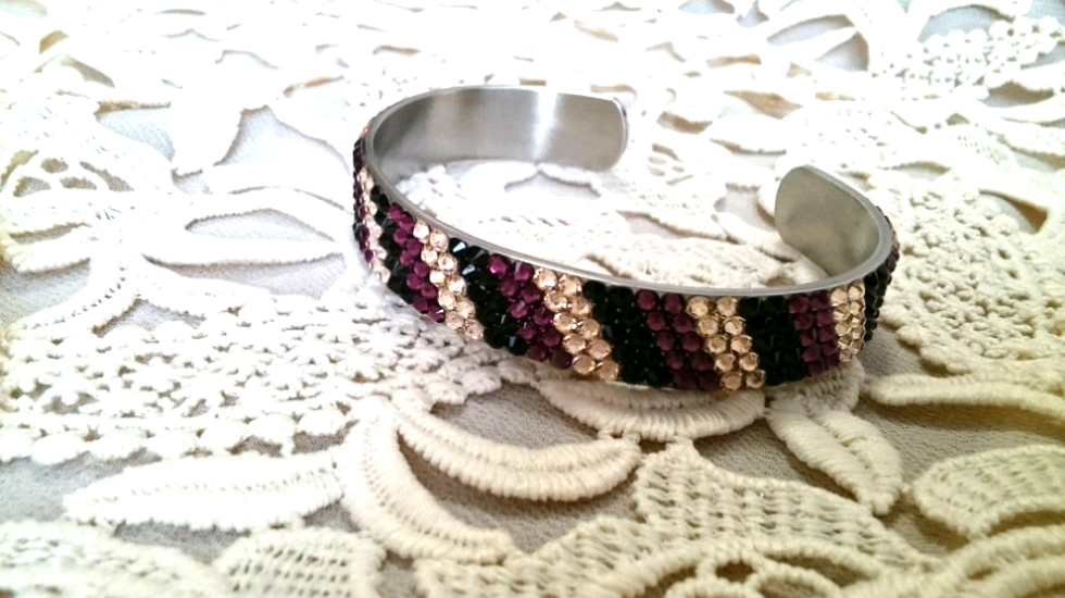 ＜現品のみアウトレットセール約50％off＞スワロフスキーミサンガ風3色ストライプバングル アメジスト 4,260円