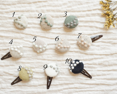 ①18ミナペルホネン ハンドメイド ブローチアクセサリー ヘアアクセサリー ミナペルホネン くるみボタン パッチンどめ ヘアゴム ヘアアクセ