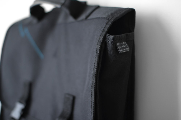 黑色閃電線肩背手提兩用復古書包型後背包 Ver 2.0 第4張的照片