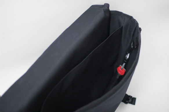 黑色閃電線肩背手提兩用復古書包型後背包 Ver 2.0 第6張的照片