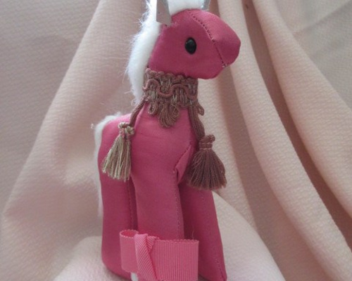 【ビビットカラーシリーズ•ᴗ•✿PINK】お馬さん ハンドメイド バッグチャーム お馬さんチャーム（ビジュータイプ）☆ビーズ刺繍のバッグチャーム チャーム