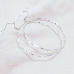 精緻圈形（銀L）耳環/耳環 第1張的照片