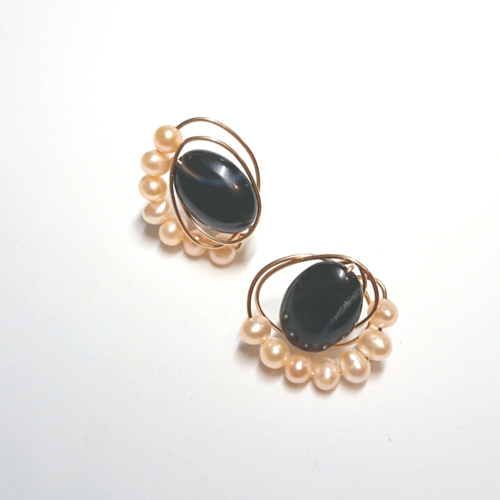 ブラックオニキスのマーキュリーピアス