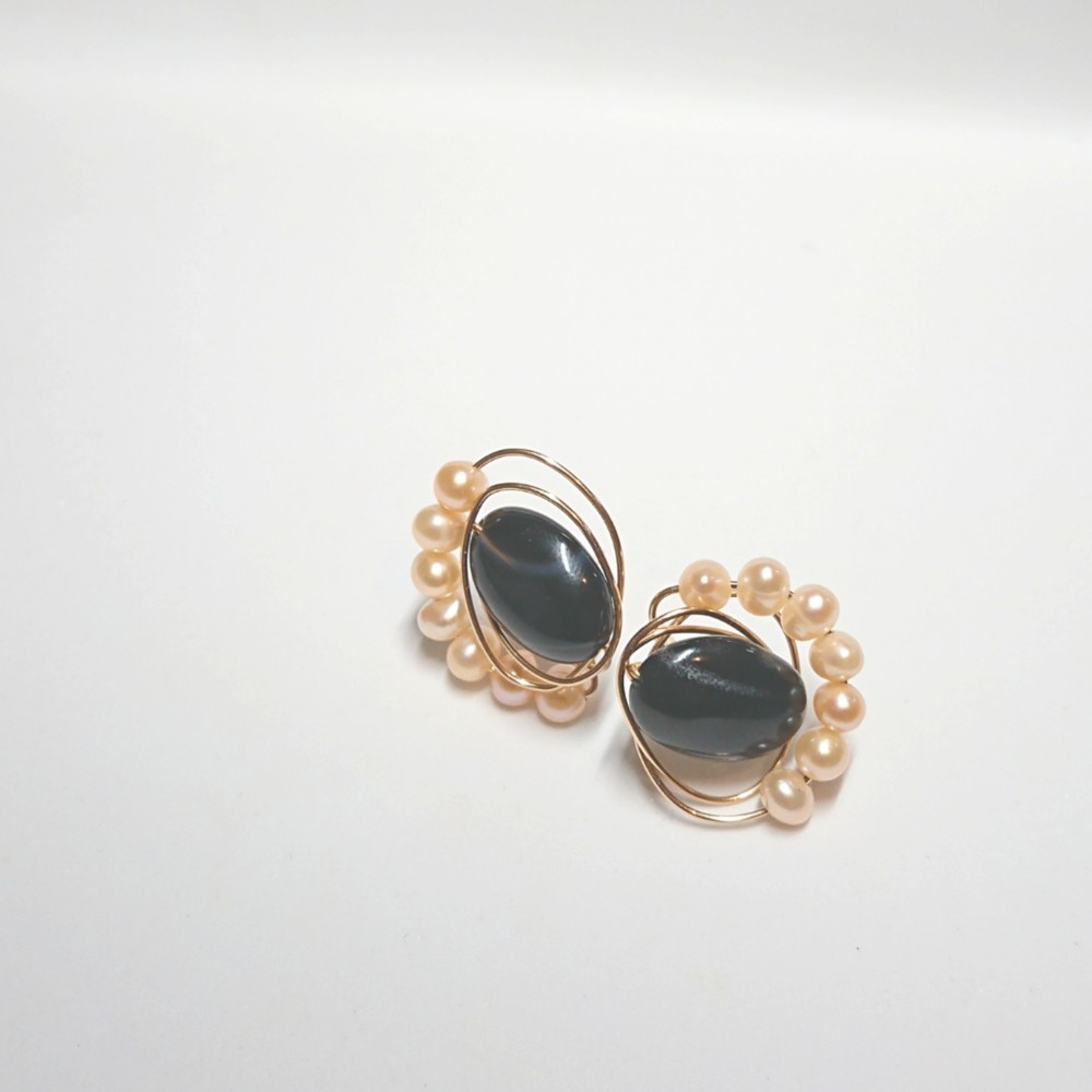 ブラックオニキスのマーキュリーピアス