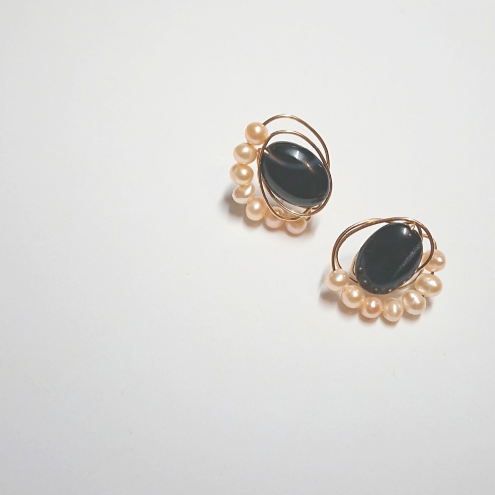 ブラックオニキスのマーキュリーピアス