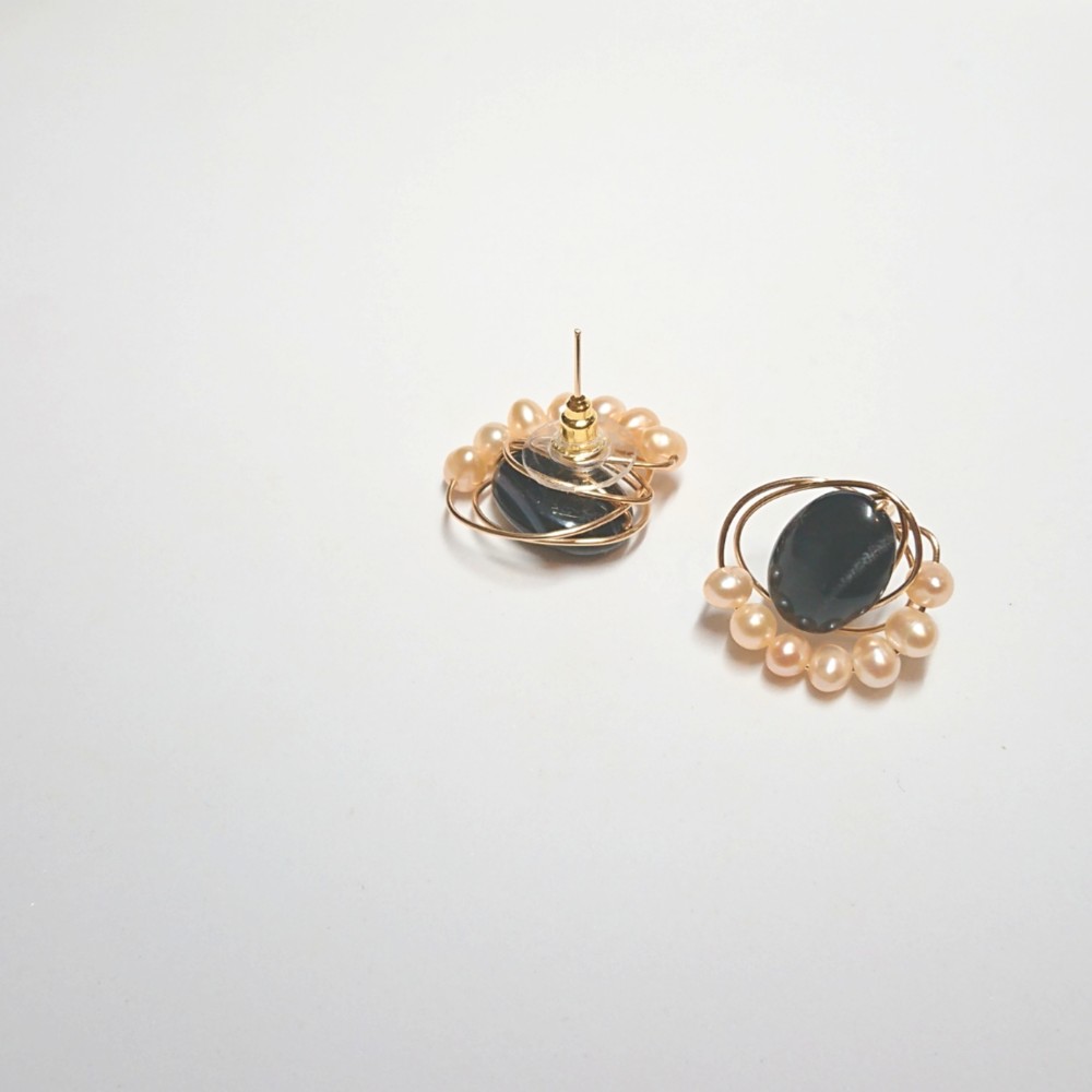 ブラックオニキスのマーキュリーピアス