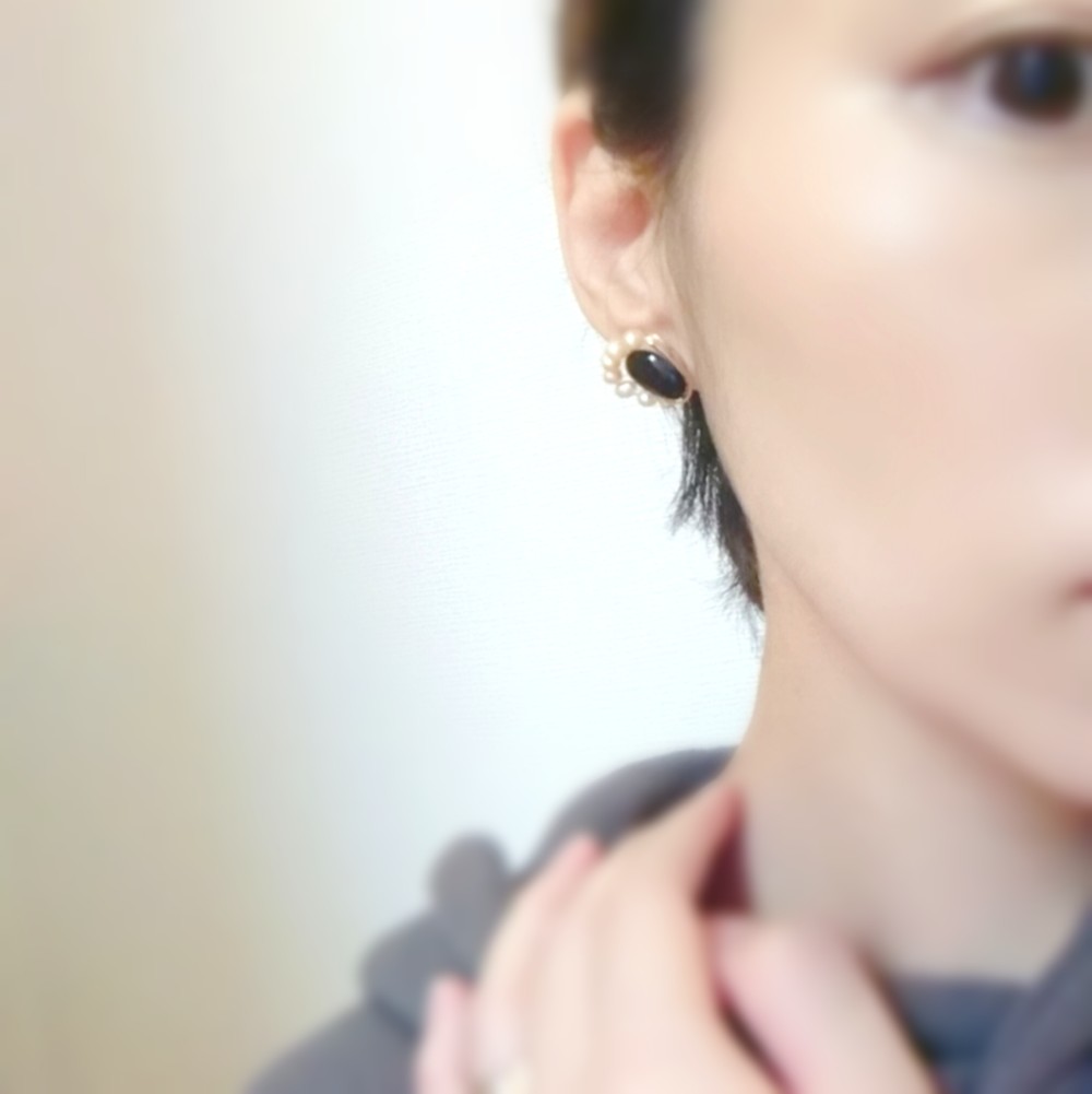 ブラックオニキスのマーキュリーピアス