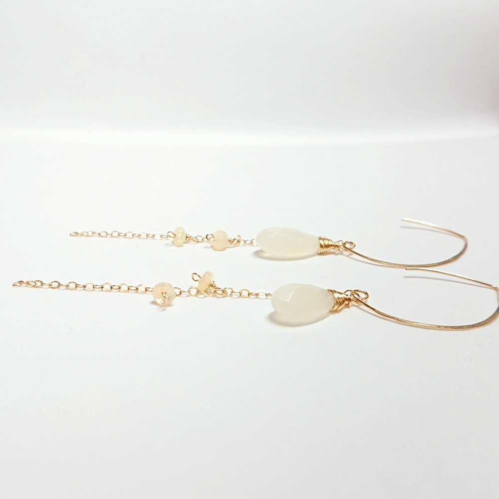 ホワイトムーンストーンとオパールのピアス